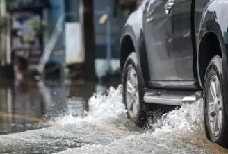 ¿Qué es aquaplaning o hidroplaneo? Aprende a evitarlo